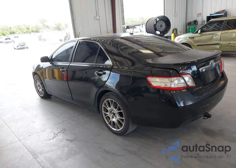 2010 Toyota Camry Hybrid z USA, uszkodzony, nr VIN 4T1BB3EK2AU115333